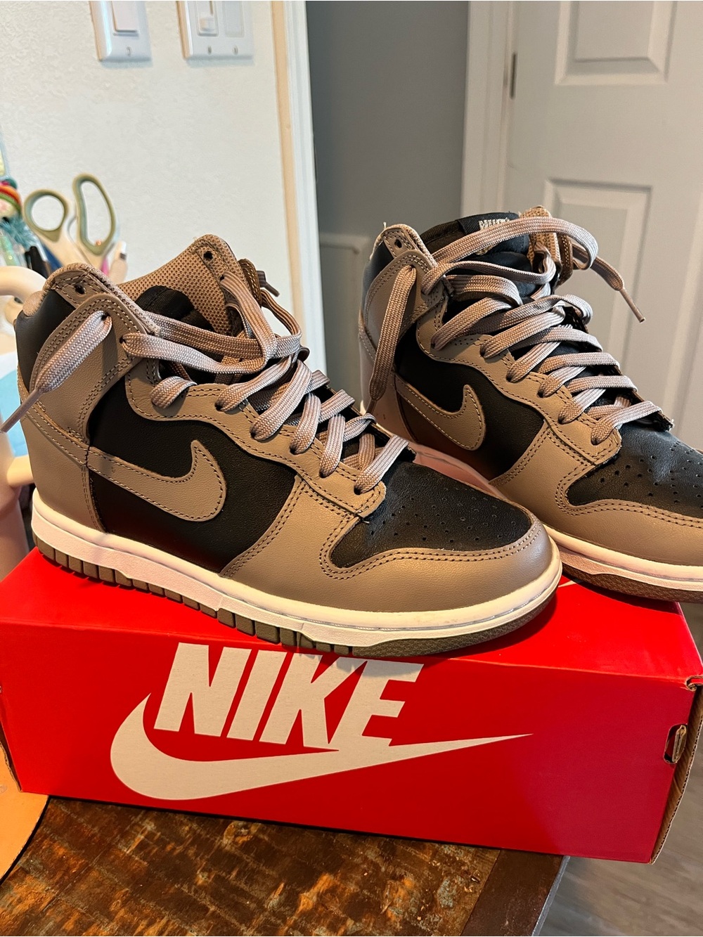 Nike Men’s/Women’s Size 6 High-Top Sneakers in Black and Taupe